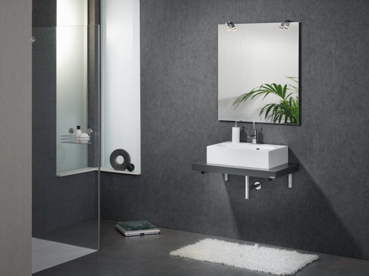 Badezimmer mit Dusche, Waschtisch und Spiegel für eine moderne Einrichtung.