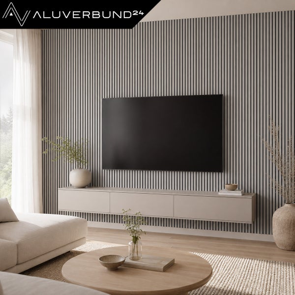 Wohnzimmer mit Wandpaneelen in Lamellenoptik, hängendem TV-Lowboard, Fernseher und moderner Dekoration, Aluverbund24 Logo.