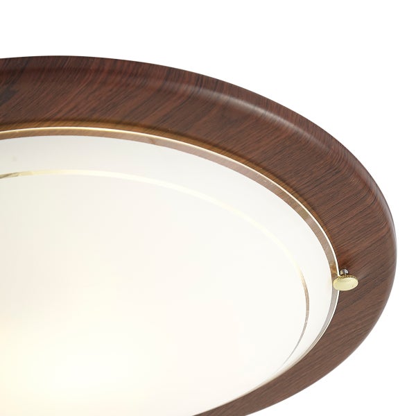 Detailansicht einer runden Deckenleuchte mit Rahmen in dunkler Holzoptik und weißem Glasdiffusor.