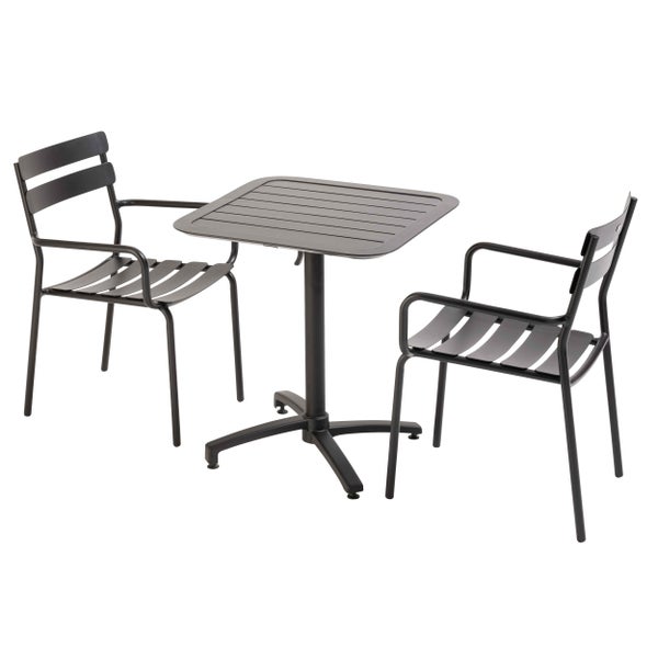 Gartenmöbel-Set bestehend aus einem quadratischen Tisch und zwei Armlehnenstühlen aus Metall im Lamellendesign.