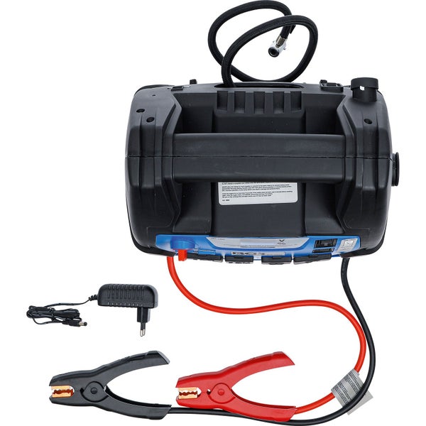 Starthilfegerät mit Überbrückungskabeln an einer Autobatterie angeschlossen