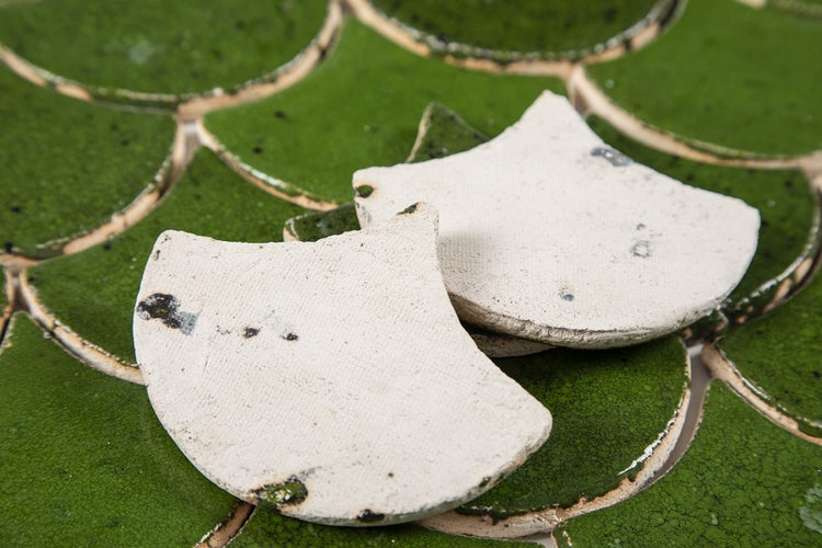 Grüne Mosaikfliese in Fischschuppenform