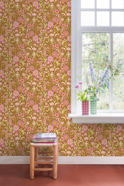 Raum mit floral gemusterter Tapete, Fenster und Hocker