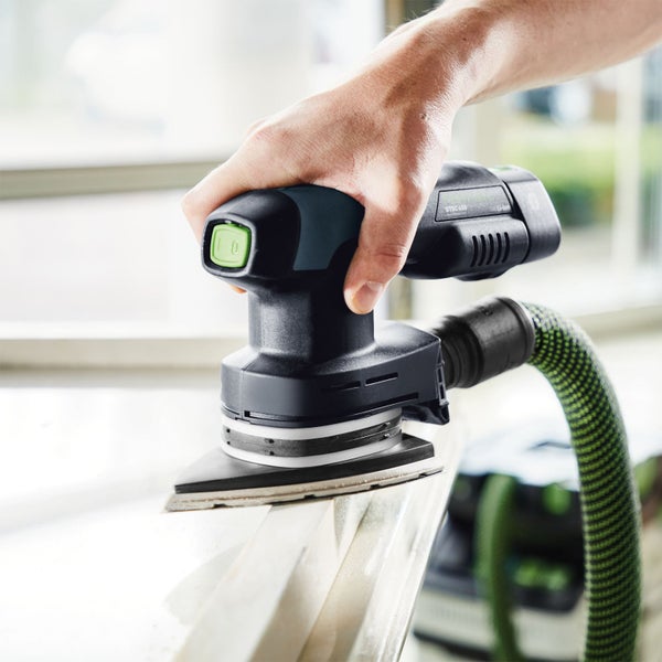 Dreieckschleifer im Einsatz auf einer Holzoberfläche