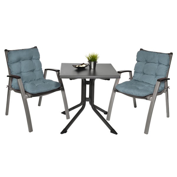 Modernes Gartenmöbel-Set bestehend aus einem quadratischen Metalltisch und zwei Stühlen mit blaugrauen, gesteppten Sitzkissen.