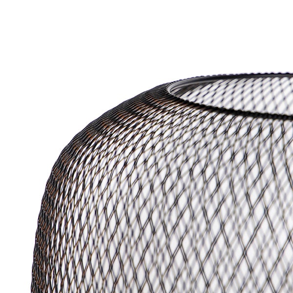 Detailaufnahme eines Lampenschirms aus Drahtgeflecht.
