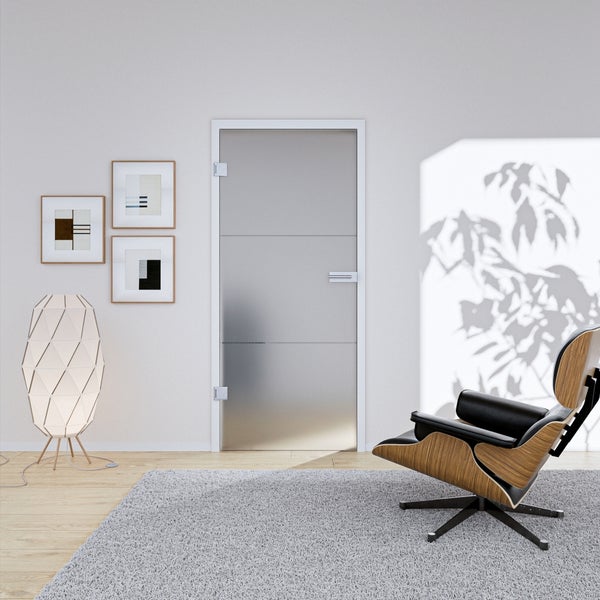 Moderne Ganzglastür mit horizontalem Dekor in einem hellen Wohnraum mit Designer-Sessel, Stehlampe und grauem Teppich.