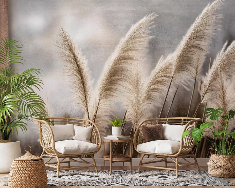 Dekoratives Wohnzimmer mit Rattanmöbeln und Gräser-Fototapete.