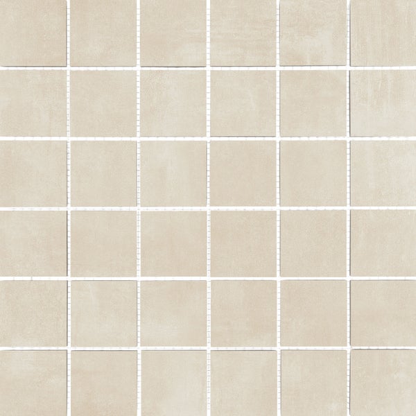 Quadratische Mosaikfliese aus beigem Feinsteinzeug mit matter, strukturierter Oberfläche.