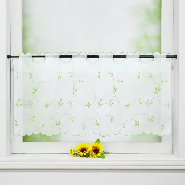 Gardine mit Blätterdesign am Fenster