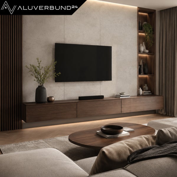 Aluverbund24 Logo. Wohnzimmer mit Aluverbund24 Wandpaneelen in Steinoptik hinter TV auf Holz-Lowboard, beleuchtetem Regal und Sofa.