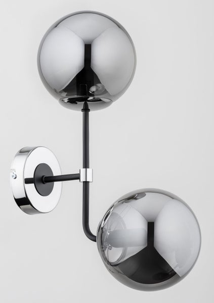 Moderne Wandleuchte mit zwei Glaskugeln und Metallarmatur für die Innenbeleuchtung