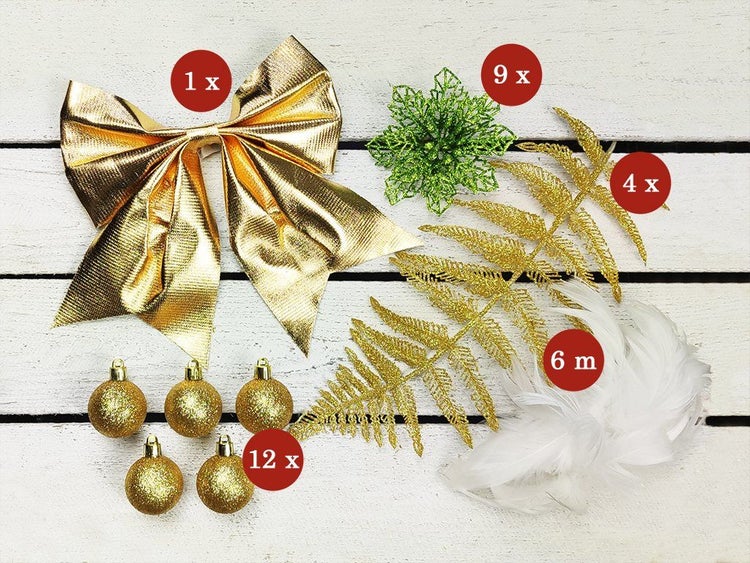 Weihnachtsbaumschmuck Set bestehend aus Schleife, Weihnachtskugeln, künstlichen Blättern, Sternen und einer Girlande aus Federn.