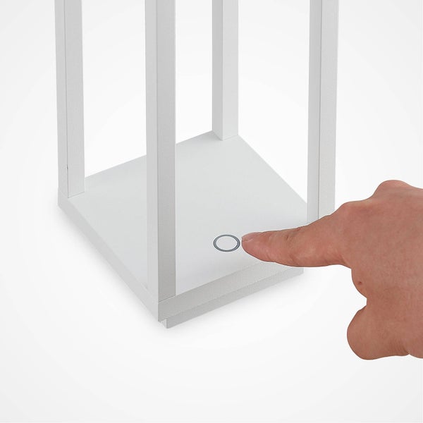 Weiße Laterne mit Touch-Sensor-Schalter am Sockel, bedient durch einen Finger.
