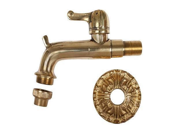 Auslaufhahn aus Messing mit Hebelgriff, Schlauchverschraubung und verzierter Rosette.