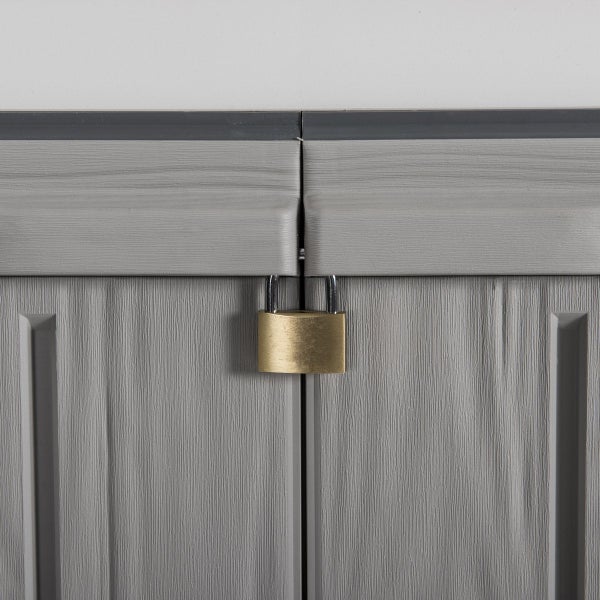 Nahaufnahme eines Vorhängeschlosses an einem Geräteschrank