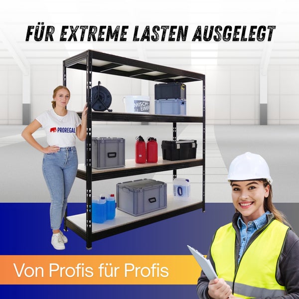 Schwarzes Schwerlastregal aus Metall mit vier Ebenen in einer hellen Halle, bestückt mit Werkzeugkoffern und Behältern für Profis.