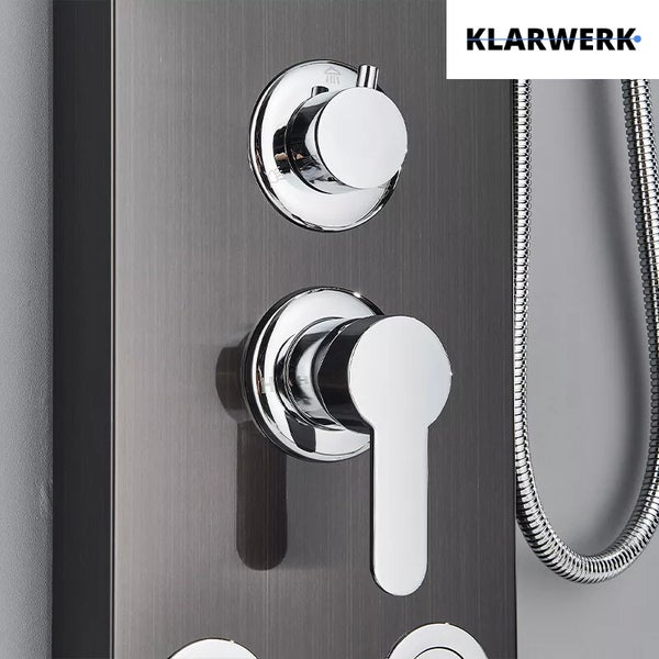 Detailansicht einer Duschsäule mit Armaturen und Brauseschlauch, Klarwerk Logo.