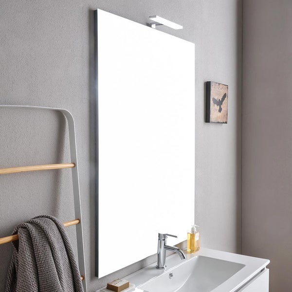 Badezimmer mit Spiegel, Waschbecken, Armatur und Handtuchhalter