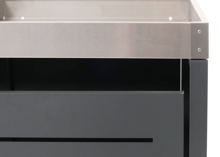 Detailansicht eines grauen Küchenschranks mit Edelstahloberfläche