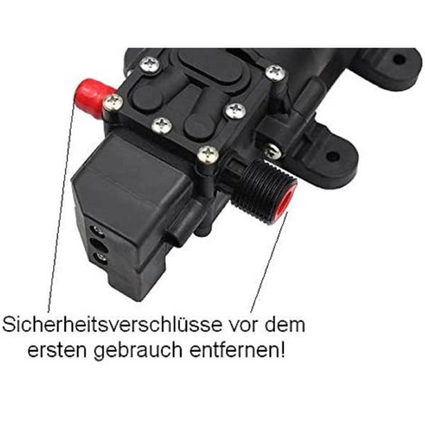 Detailansicht einer Membranpumpe mit roten Sicherheitskappen an den Anschlüssen, die vor dem ersten Gebrauch entfernt werden müssen.