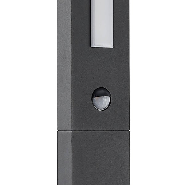 Detailansicht einer anthrazitfarbenen Außenleuchte aus Metall mit integriertem Bewegungsmelder und rechteckiger Lichtquelle.