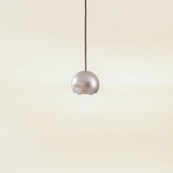 Kugelförmige Pendelleuchte aus Metall in Silber-Optik mit schmaler Aufhängung.