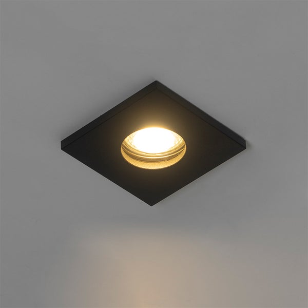 Quadratischer Deckenstrahler in Schwarz mit runder, eingeschalteter Lichtquelle, modernes minimalistisches Design.