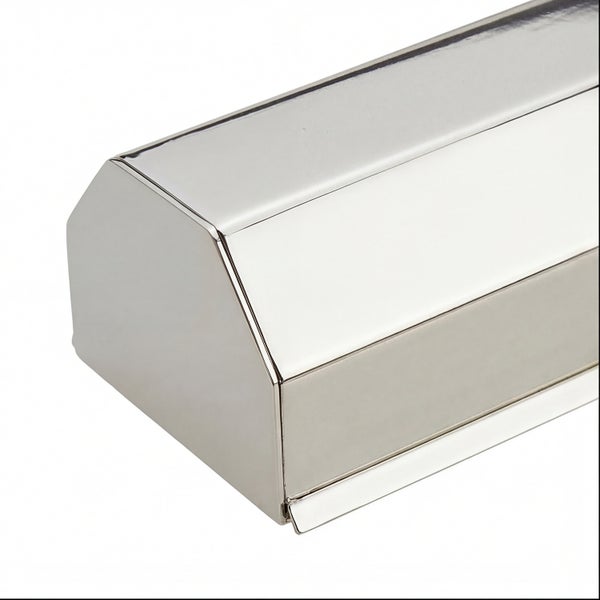 Detailansicht einer silberfarbenen Lichtleiste