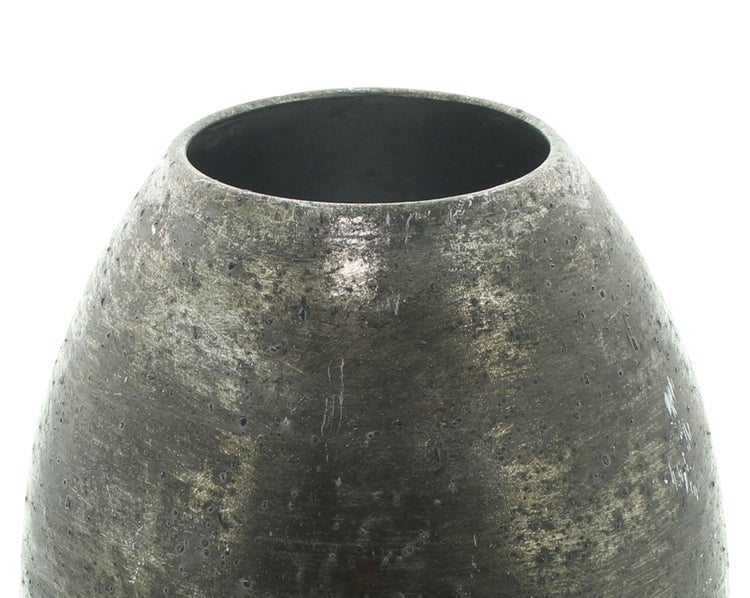 Detailansicht einer runden Vase mit strukturierter, dunkler Oberfläche in Metalloptik.