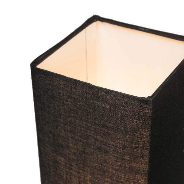 Nahaufnahme des Lampenschirms einer Stehlampe