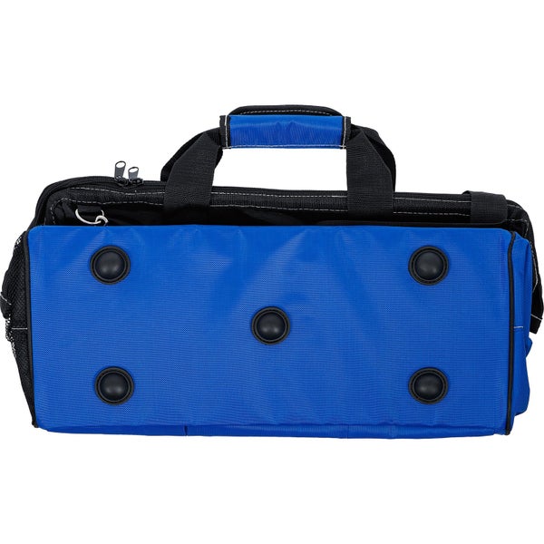 Bodenansicht einer Werkzeugtasche aus robustem blauem Gewebe mit fünf Standfüßen, Reißverschluss und gepolstertem Tragegriff.