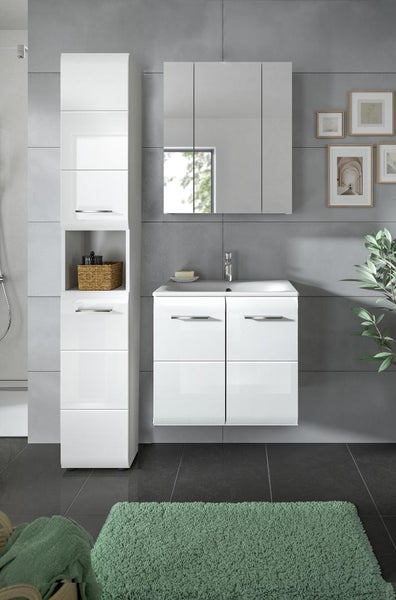 Modernes Badmöbel-Set in Weiß glänzend mit Waschtischunterschrank, Waschbecken, Spiegelschrank und hohem Seitenschrank vor grauer Fliesenwand.