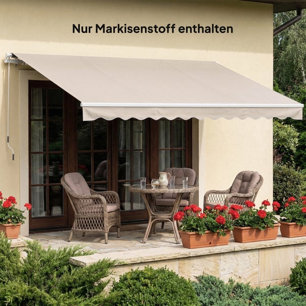 Markisenstoff beige über Terrasse mit Gartenmöbeln aus Korbgeflecht und roten Blumen. Nur Markisenstoff enthalten.