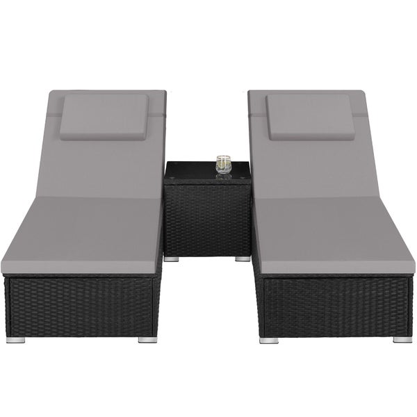 Sonnenliegen-Set aus Polyrattan mit zwei Liegen inklusive Auflagen und einem Beistelltisch mit Glasplatte.