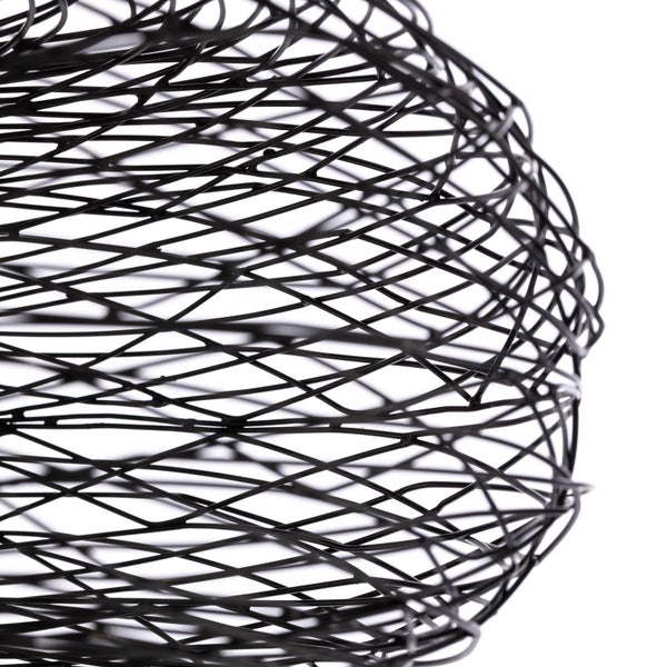 Nahaufnahme eines schwarzen Drahtgeflechts eines Lampenschirms aus Metall.