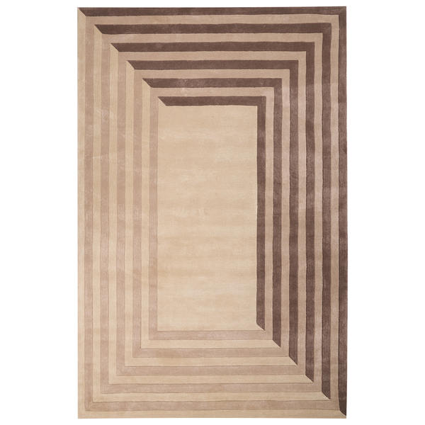Moderner Teppich mit geometrischem braun-beigem Linienmuster in einem hellen Wohnzimmer mit braunem Sofa und Fischgrätparkett.