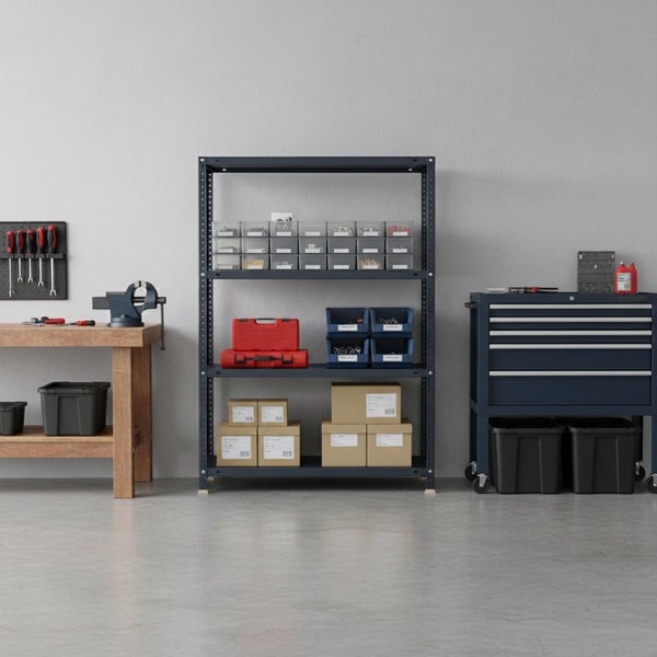 Organisierte Werkstatt mit Schwerlastregal, Holzwerkbank samt Schraubstock und fahrbarem Werkstattwagen mit Schubladen.