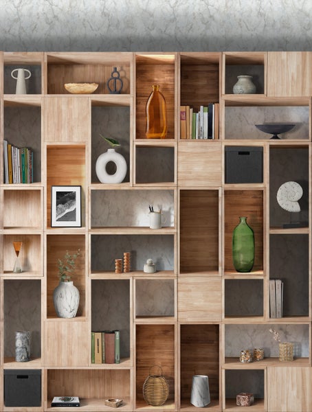 Regal mit Dekorationselementen und Fächern