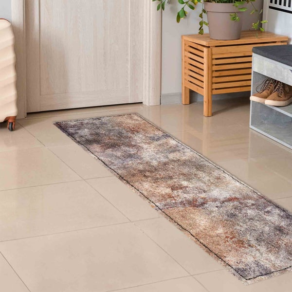 Szene mit einem Läufer in einem Flur.