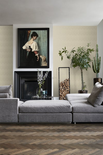 Wohnzimmer mit grauer Couch, Kamin und Dekorationen