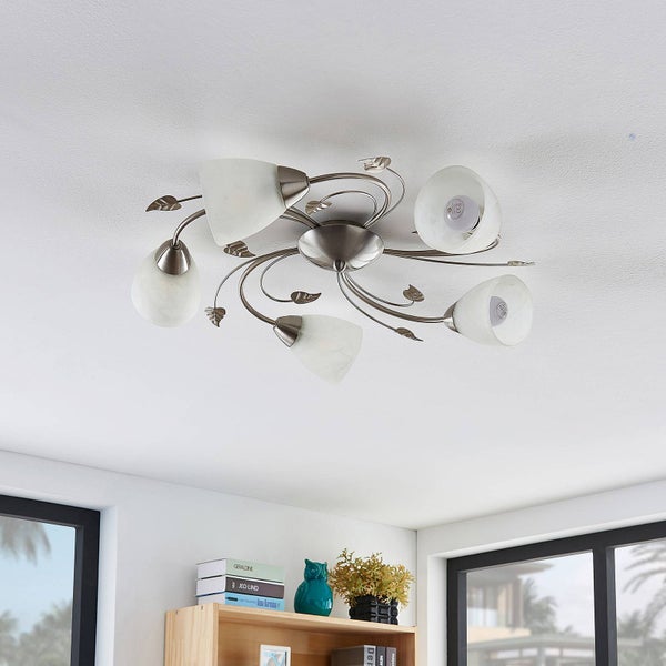 Deckenleuchte mit fünf Leuchtenarmen und Blätterdekor im Wohnraum.