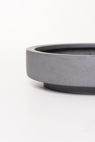 Detailansicht einer runden Pflanzschale aus grauem Beton.