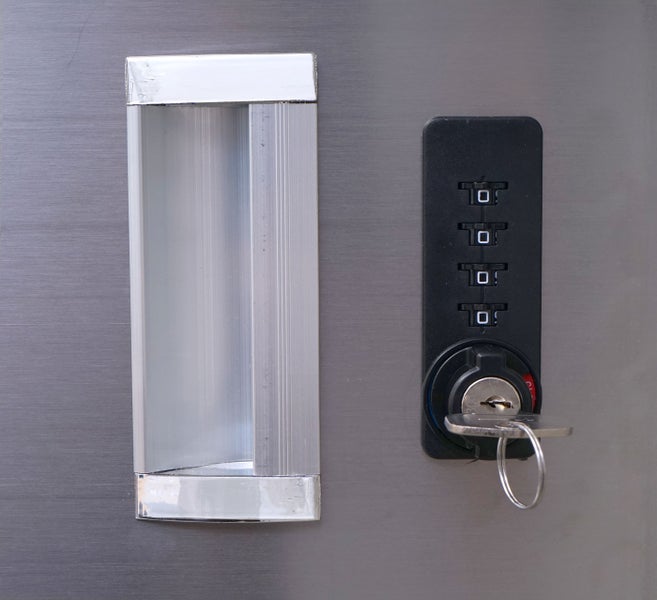 Schranktür mit Griff und Zahlenschloss