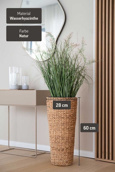 Hoher Pflanzkübel aus Wasserhyazinthe in Natur, 60 Zentimeter hoch und 28 Zentimeter breit, mit Kunstgras in einem hellen, organisierten Wohnraum.