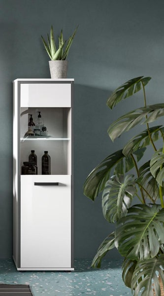 Schmaler Hochschrank für das Badezimmer mit weißer Front, anthrazitfarbenen Seiten und Glaseinsatz in der Mitte mit Ablageflächen.