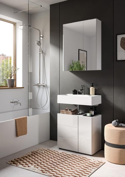 Modernes Badezimmer mit weißem Waschbeckenunterschrank, Spiegelschrank, Badewanne und Dusche.