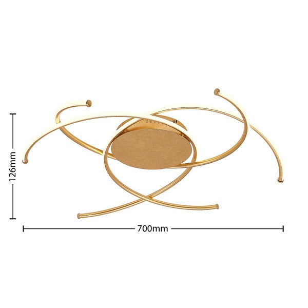 Goldfarbene LED-Deckenleuchte mit geschwungenen Armen, Breite 700 Millimeter, Höhe 126 Millimeter.