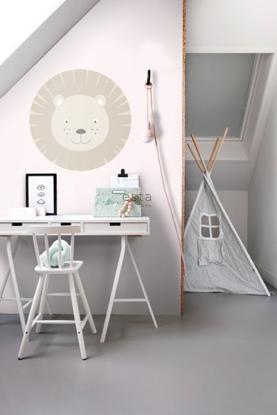 Kinderzimmer mit Schreibtisch, Stuhl, Spielzelt und Wandsticker Löwe