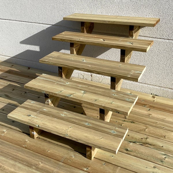 Holztreppe mit vier Stufen für den Garten